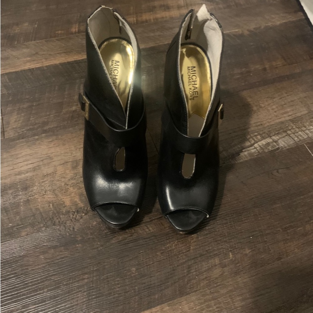 Michael Kors Booties with a peep toe. Leather never worn! Gold zipper @ the heel